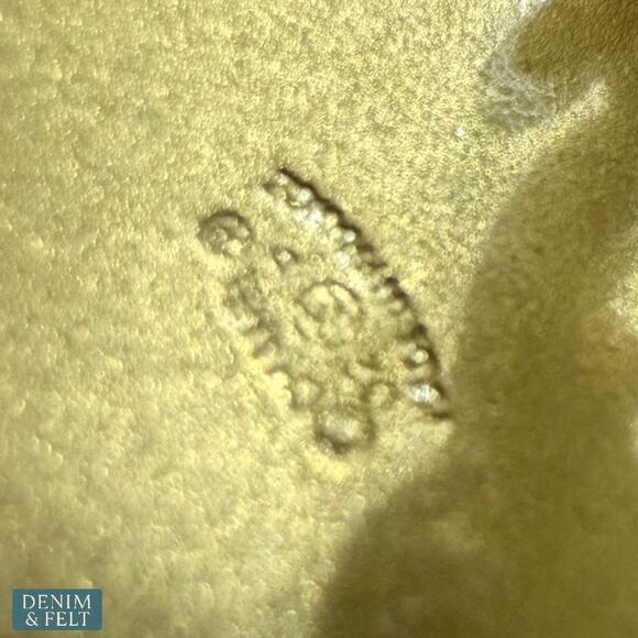 Chanel 2002 02P CC Logo Striped Resin Clip-On Earrings Beige Gold w/ Box RARE!! - Picture 10 of 10